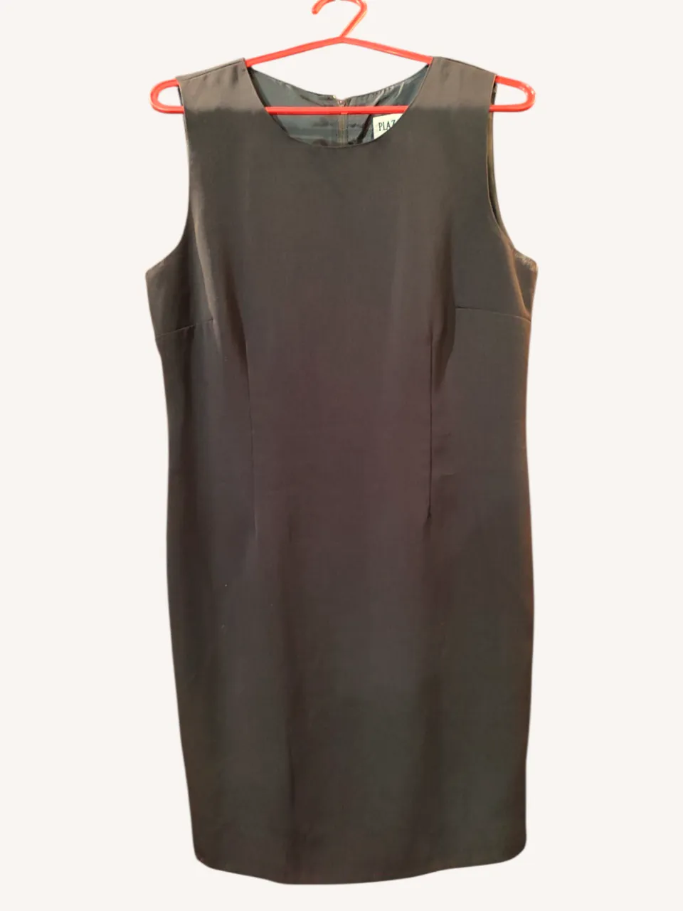 Vestido marrón sin mangas, ideal para un look elegante y formal. Perfecto para eventos especiales o para ir a la oficina.