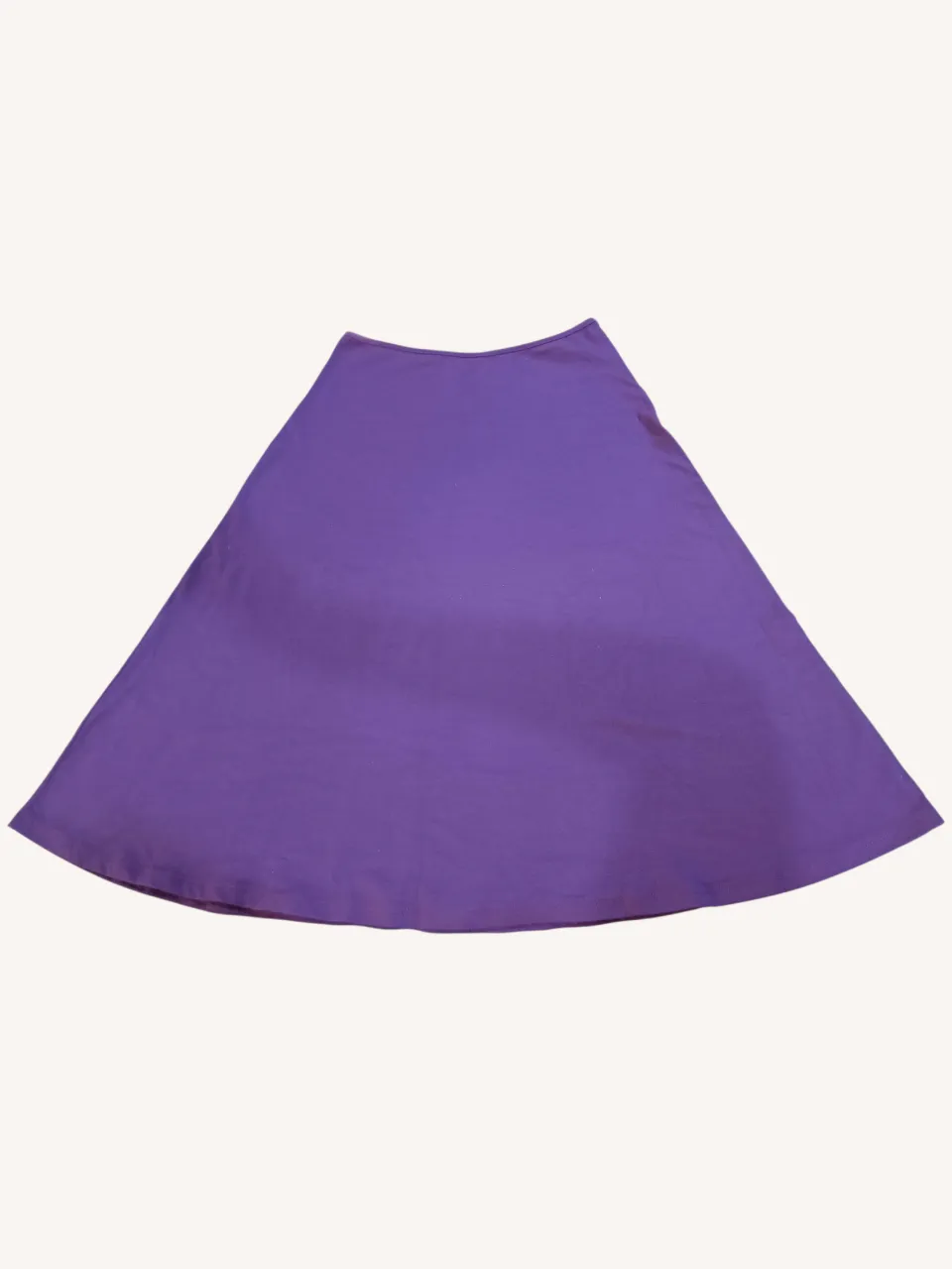 Pollera de modal de color violeta. 
📏Cintura 33 cm.
