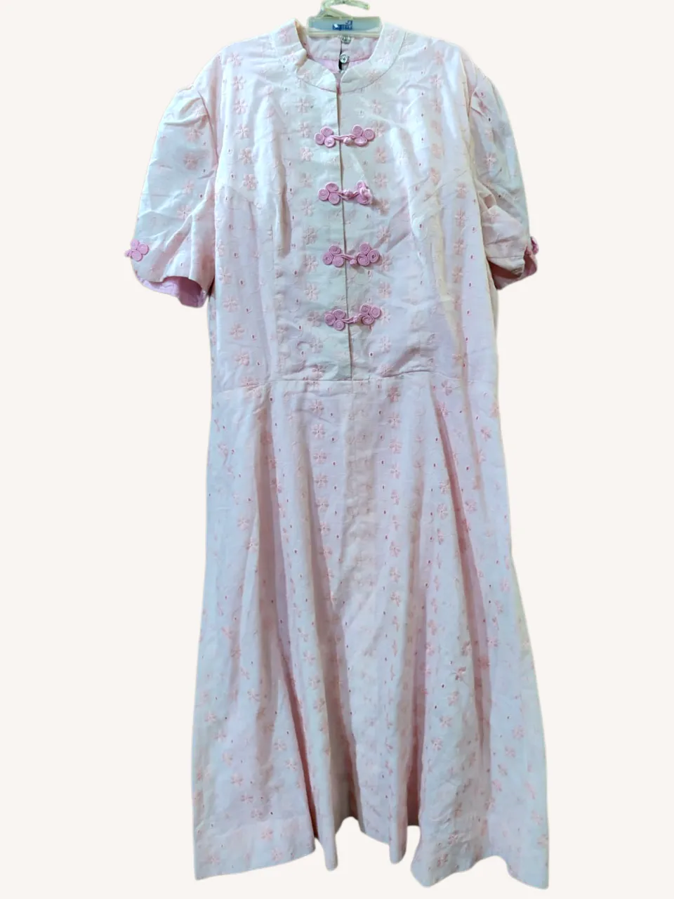 Vestido rosa con bordados florales y detalles de botones chinos. Ideal para un look romántico y delicado. Su diseño con cuello mao y mangas cortas le da un toque clásico y femenino.
‼️Prenda vintage. Detalle en uno de los tirantes de botón, hay que hacerle un par de puntaditas. Se aprecia en la última foto.