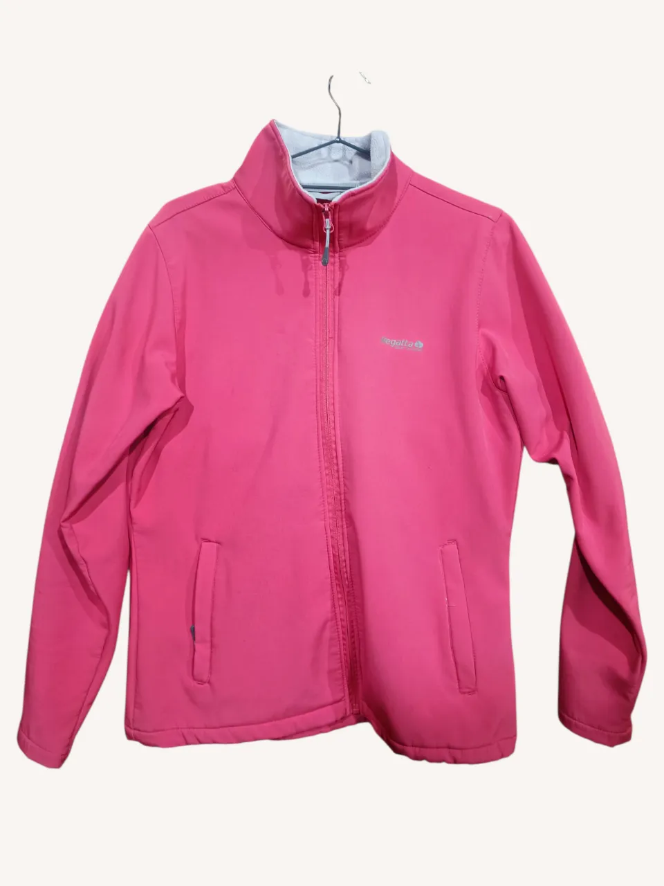 Campera de abrigo rosa, ideal para actividades al aire libre o para un look casual y cómodo. Cuenta con cierre completo al frente, bolsillos laterales con cierre y un interior con dos bolsillos forrado polar para mayor calidez. Perfecta para los días frescos o para usar como capa adicional en invierno.
✳️Water repellent. Wind resistant.
‼️Tiene algunas manchitas, ver fotos.