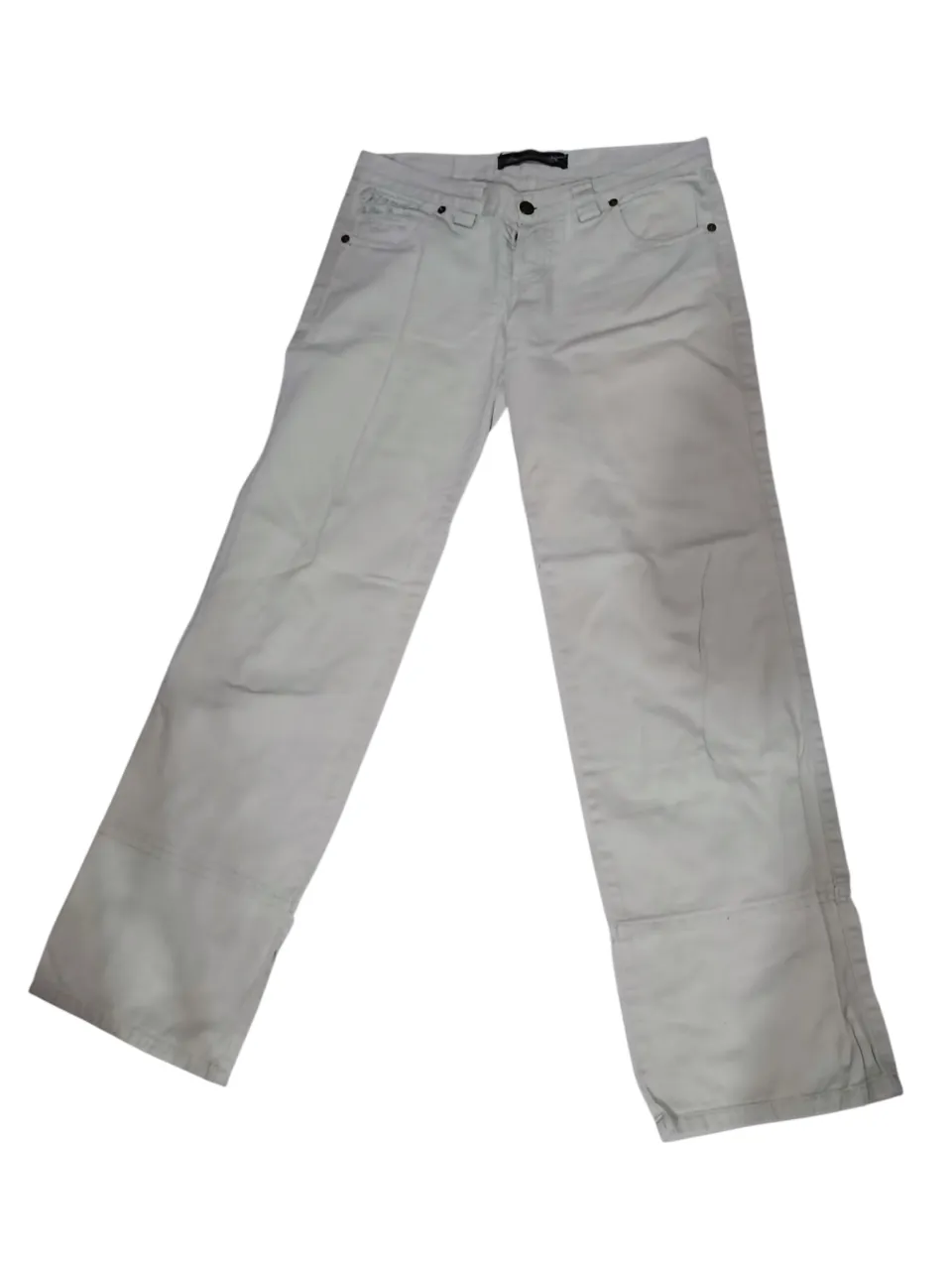 Pantalón de gabardina color crudo, tiro bajo, con detalles de costuras y bolsillos estilo cargo en la parte trasera.
‼️ Tiro bajo.