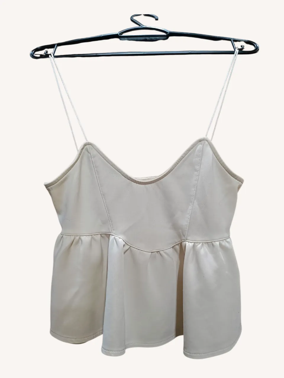 Top color crudo con tiras finas y detalle de frunces en la cintura.
‼️Detalles de uso, ver las fotos.