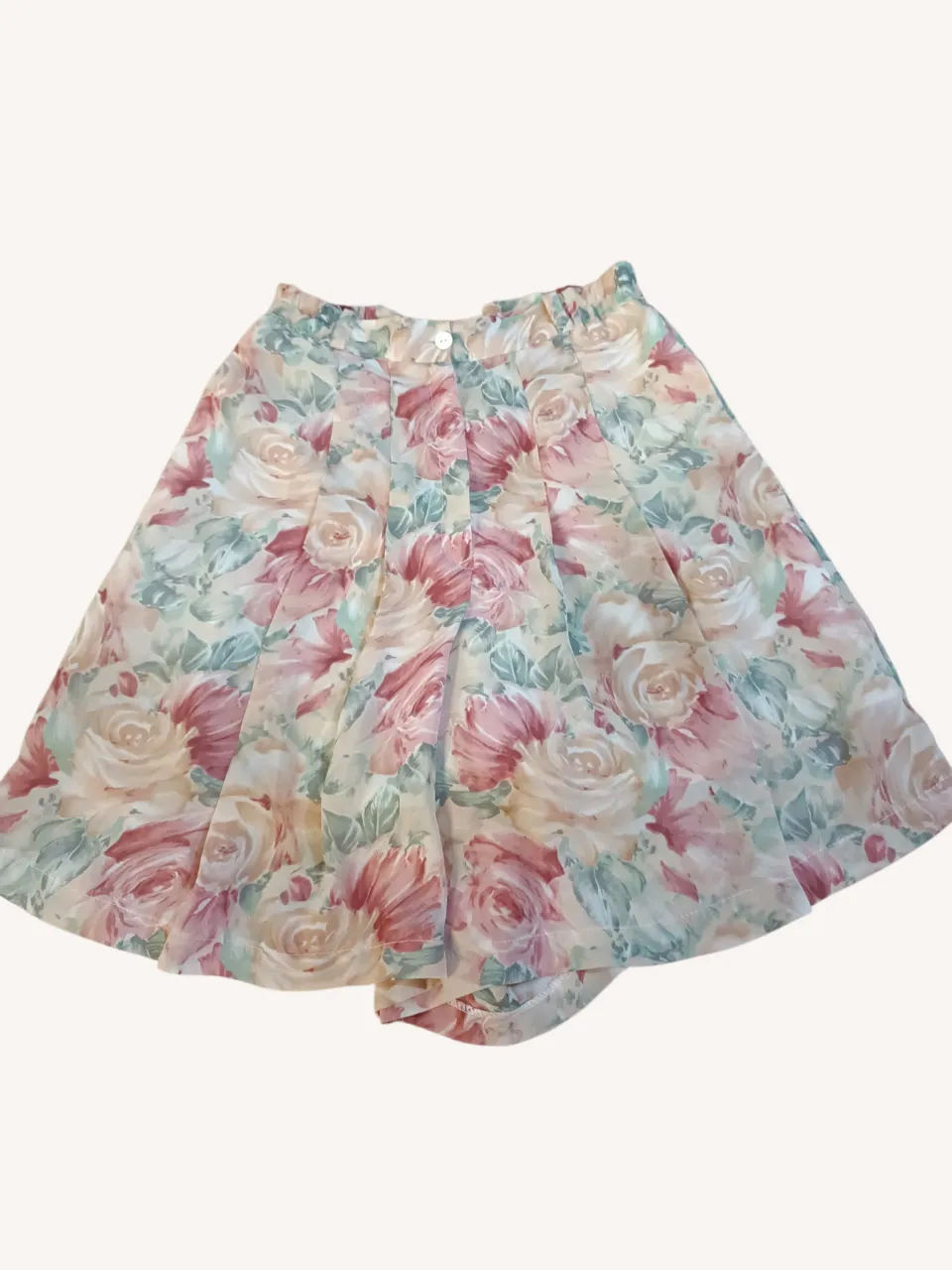 Pollera corta con estampado floral de rosas en tonos pastel. Posee cintura elastizada y cierre lateral.
📏Cintura 36 cm.
‼️Tiene el elástico vencido, no estira más.