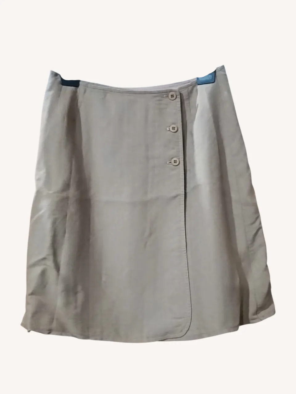 Pollera vintage de vestir color beige, con botones al frente y forro interno. Diseño elegante y versátil, ideal para un look sofisticado.