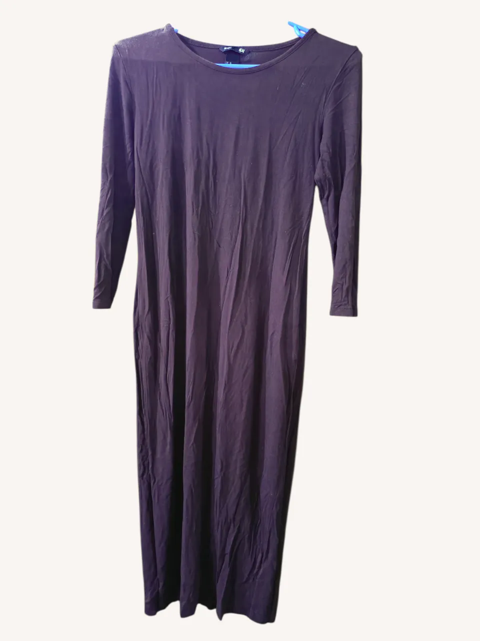 Vestido largo al cuerpo de manga larga. Escote redondo.