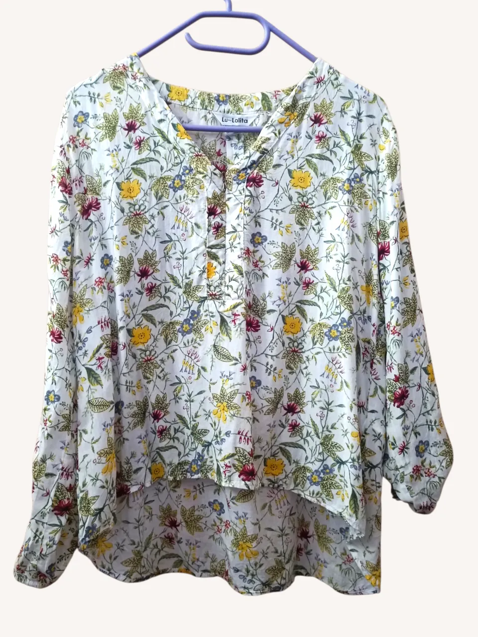 Blusa de manga larga con estampa floral vibrante en tonos blancos, amarillos, rojos y verdes. Posee un escote en V con detalle de cierre y botones en la manga para hacerla ¾. Ideal para un look fresco y femenino.
‼️Los botones de las mangas están un poco flojos, habría que coserlos.
Dice talle S pero es amplia.
