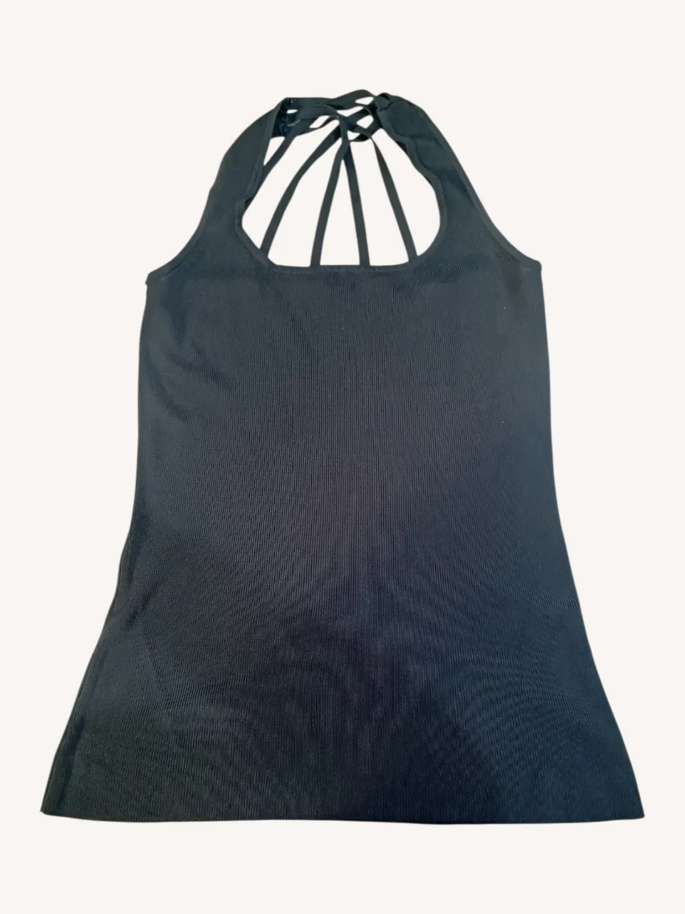 Musculosa negra con tiras cruzadas en la espalda.
📏Ancho 30 cm. Es muy elastizada.