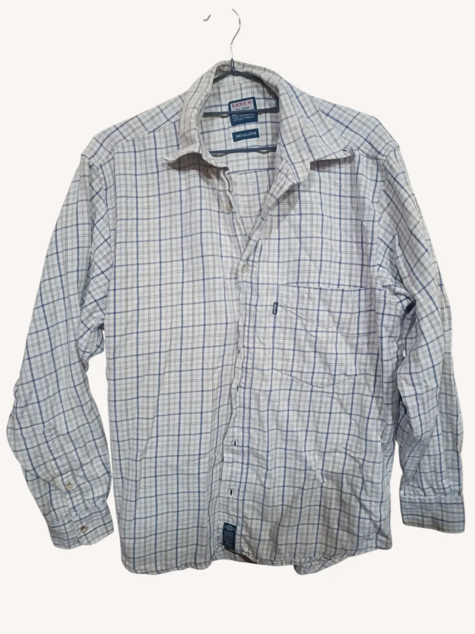 Camisa de manga larga a cuadros, ideal para un look casual y cómodo. Perfecta para el día a día.