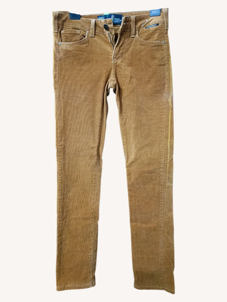 Pantalón de pana color caramelo, tiro medio, corte recto. Ideal para un look casual y cómodo.
‼️Tiene dos líneas en los laterales, falla de fabrica que no afecta al uso ni estética.