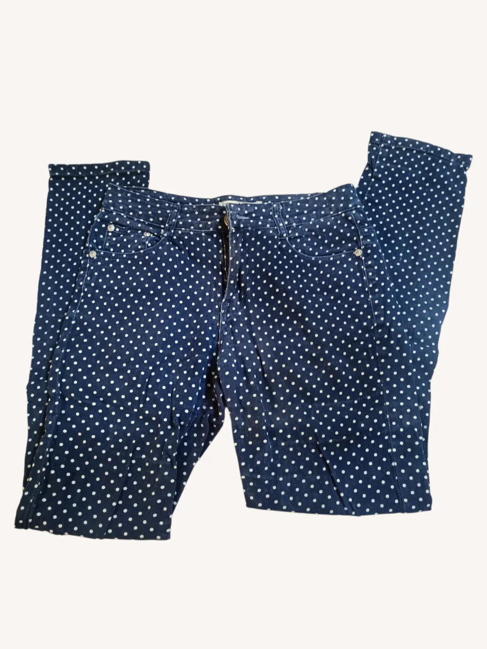 Jean azul con estampa de lunares blancos.