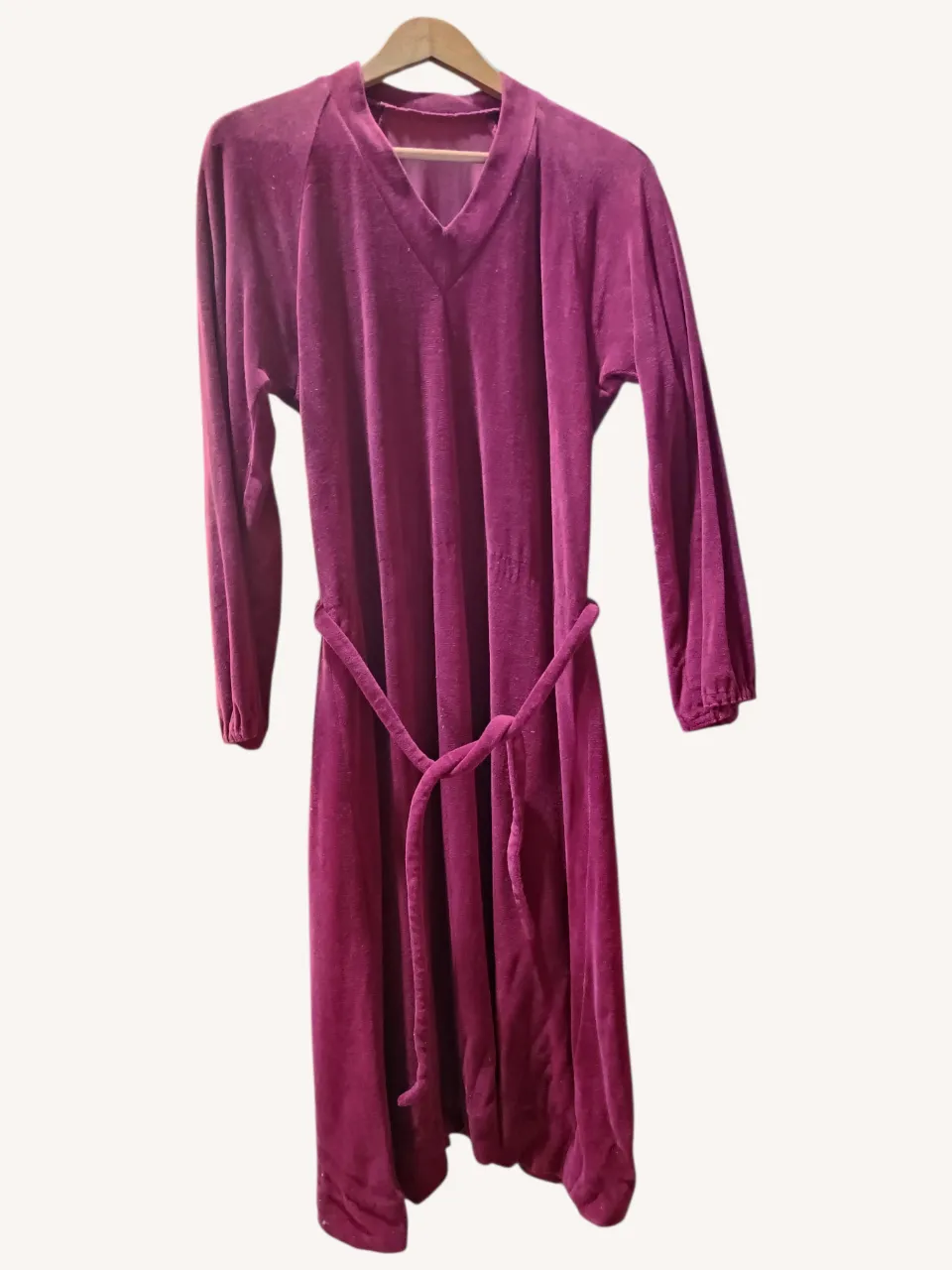 Vestido largo vintage de terciopelo. Posee mangas largas y cinturón del mismo material para anudar a la cintura. Ideal para un look abrigado y cómodo. Está forrado y tiene una hermosa caída, la tela es pesadita.
