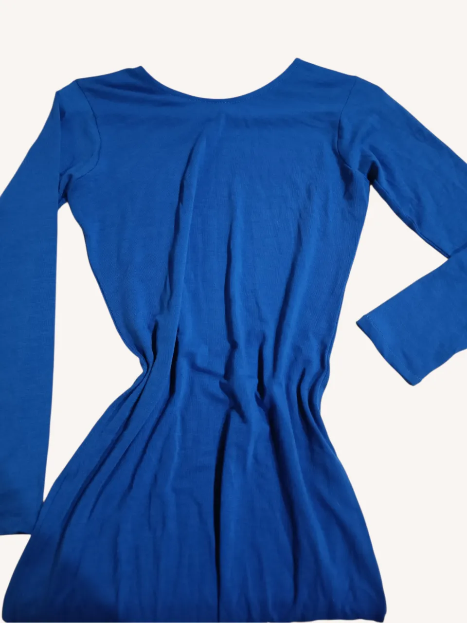 Vestido azul de modal, manga larga con cuello redondo. 
📏 Ancho 37 cm. Largo 75 cm.