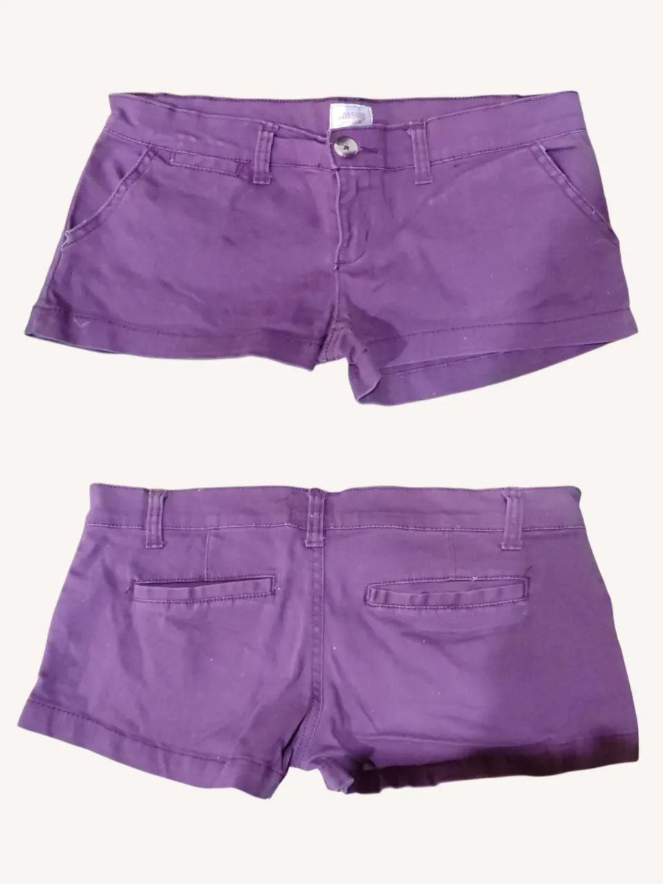 Short de gabardina color violeta, tiro bajo, con bolsillos delanteros y traseros. Un básico súper cómodo y canchero para el día a día.