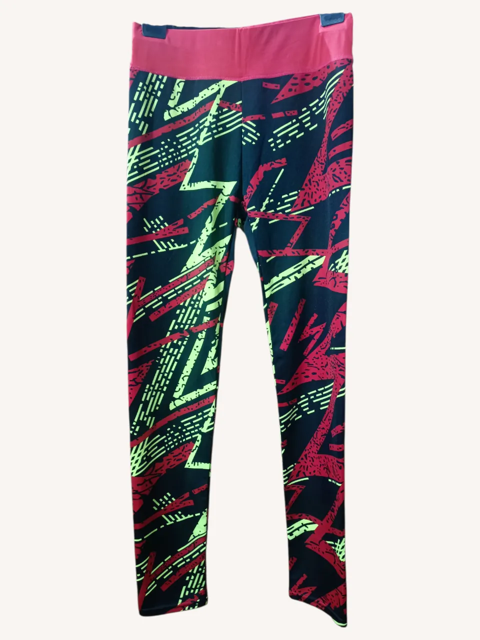 Calza deportiva estampada con un diseño vibrante en negro, rojo y amarillo. Ideales para entrenar o para un look casual y moderno.
‼️Dice talle XL pero va más para un S.