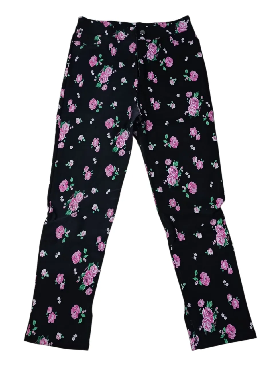 Pantalón negro con estampa floral de rosas rosas. Tiro alto, corte recto y bolsillos traseros. Ideal para un look casual y femenino. Queda por arriba de los tobillos. Es súper elastizado.
‼️Tiene desgaste en la entrepierna propio del uso.