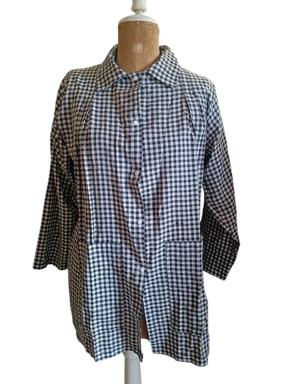 Guardapolvo maestra con botones a presión.