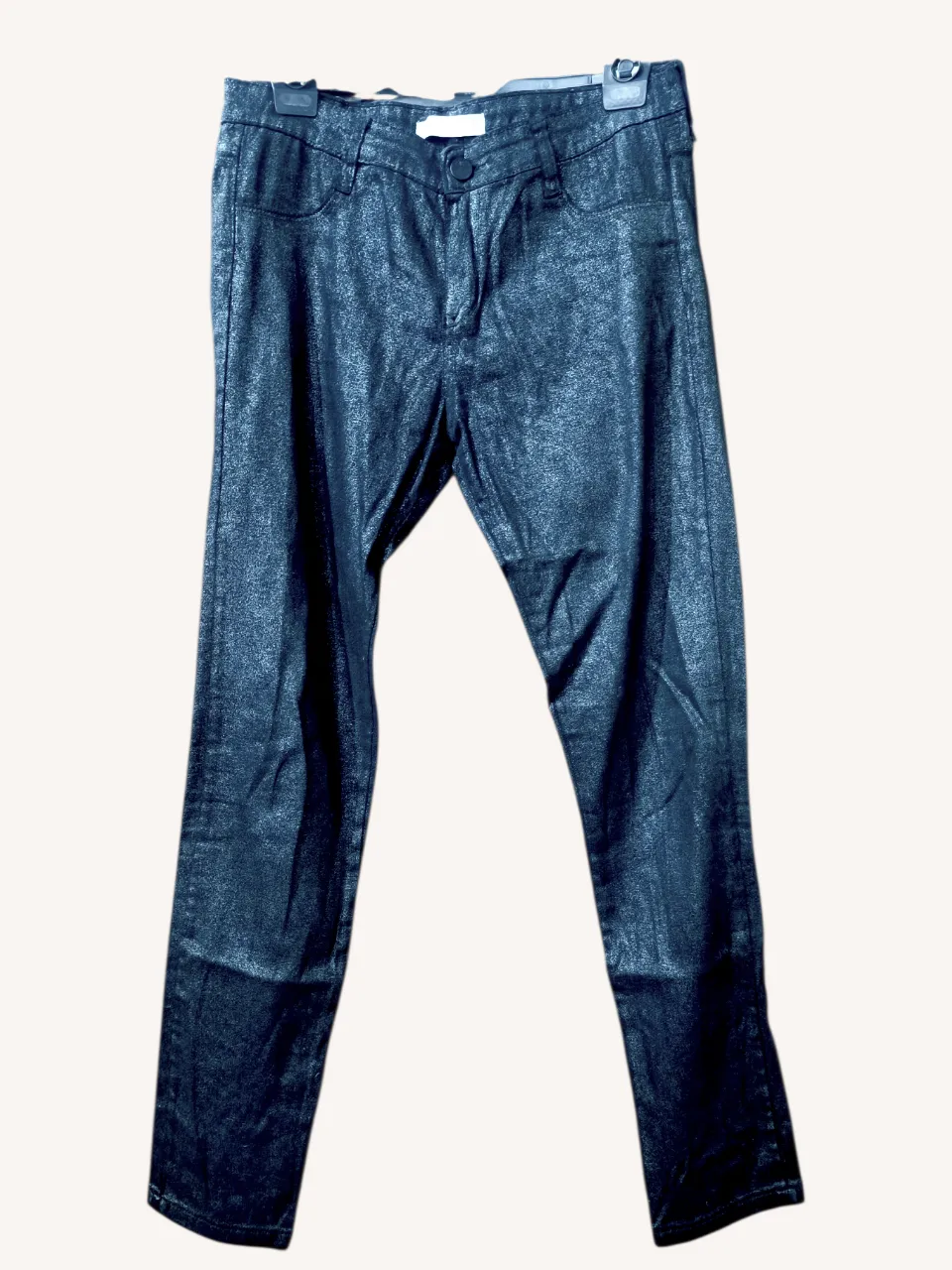 Jeans negros con brillo, tiro alto y corte recto. Perfectos para un look moderno y canchero.