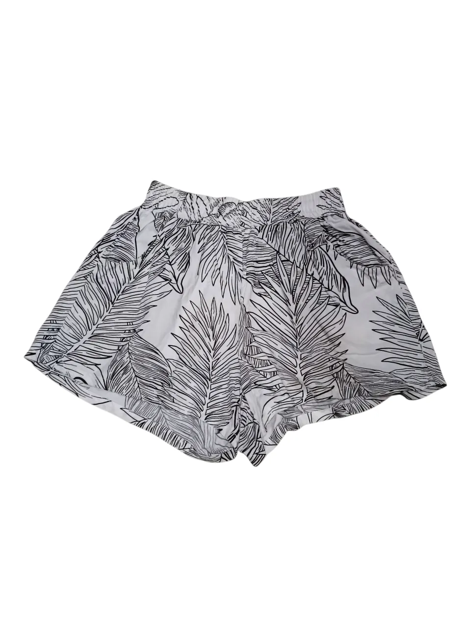 Shorts de fibrana con estampa de hojas tropicales en blanco y negro. Cintura elastizada y bolsillos laterales. Ideales para un look fresco y playero.