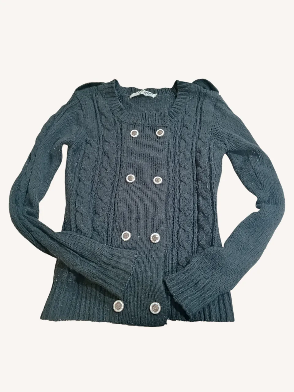 Cardigan tejido de color negro con botones al frente y detalles de trenzado en los laterales. Cuello redondo y mangas largas.
📏Ancho 38 cm.