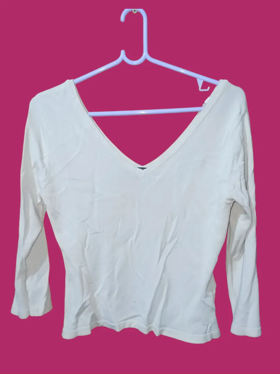 Remera manga 3/4 escote en V, color blanco roto/beige clarito. Ideal para un look casual y cómodo.
‼️Tiene una manchita, ver foto.