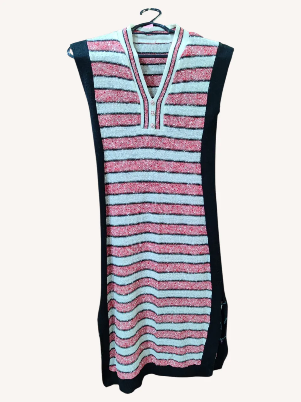 Vestido vintage tejido largo a rayas rojas, blancas y negras. Posee cuello en V con tres botones  y tajos laterales con botones. Ideal para un look casual y cómodo.
‼️Prenda vintage. Detalles en los laterales: faltan botones (está ideal para sacarlos y usarlo con la abertura suelta).