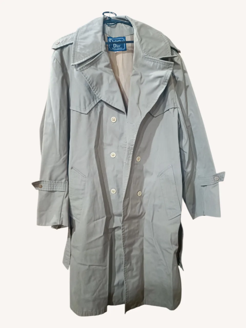 Tapado vintage de gabardina clásico de Christian Dior. Diseño atemporal con doble abotonadura y cinturón para ajustar a la cintura. Ideal para un look elegante y sofisticado en días frescos.
📏 Medidas: sisa 29cm
sisa a sisa 62cm 
manga 61 cm
largo 110 cm
‼️ Se nota que fue cosido en la axila izquierda al revisar en detalle pero no se aprecia a simple vista. El forro tiene una partecita descocido. Ver fotos.
