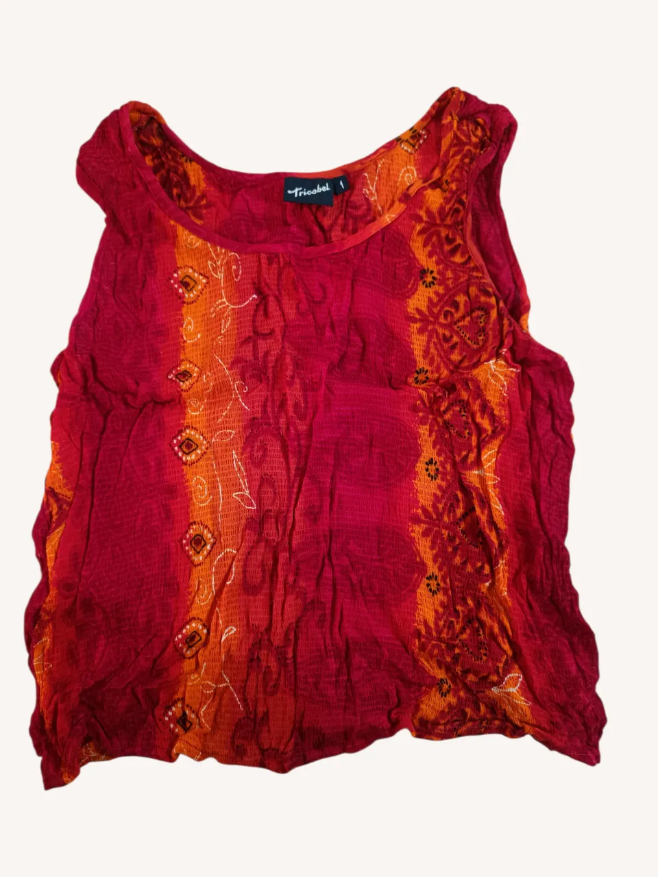 Remera sin mangas, con un estampado vibrante en tonos rojos y naranjas. Diseño fresco y colorido. Es súper elastizada.
📏Medidas: ancho (sisa a sisa) 40 cm sin estirar.