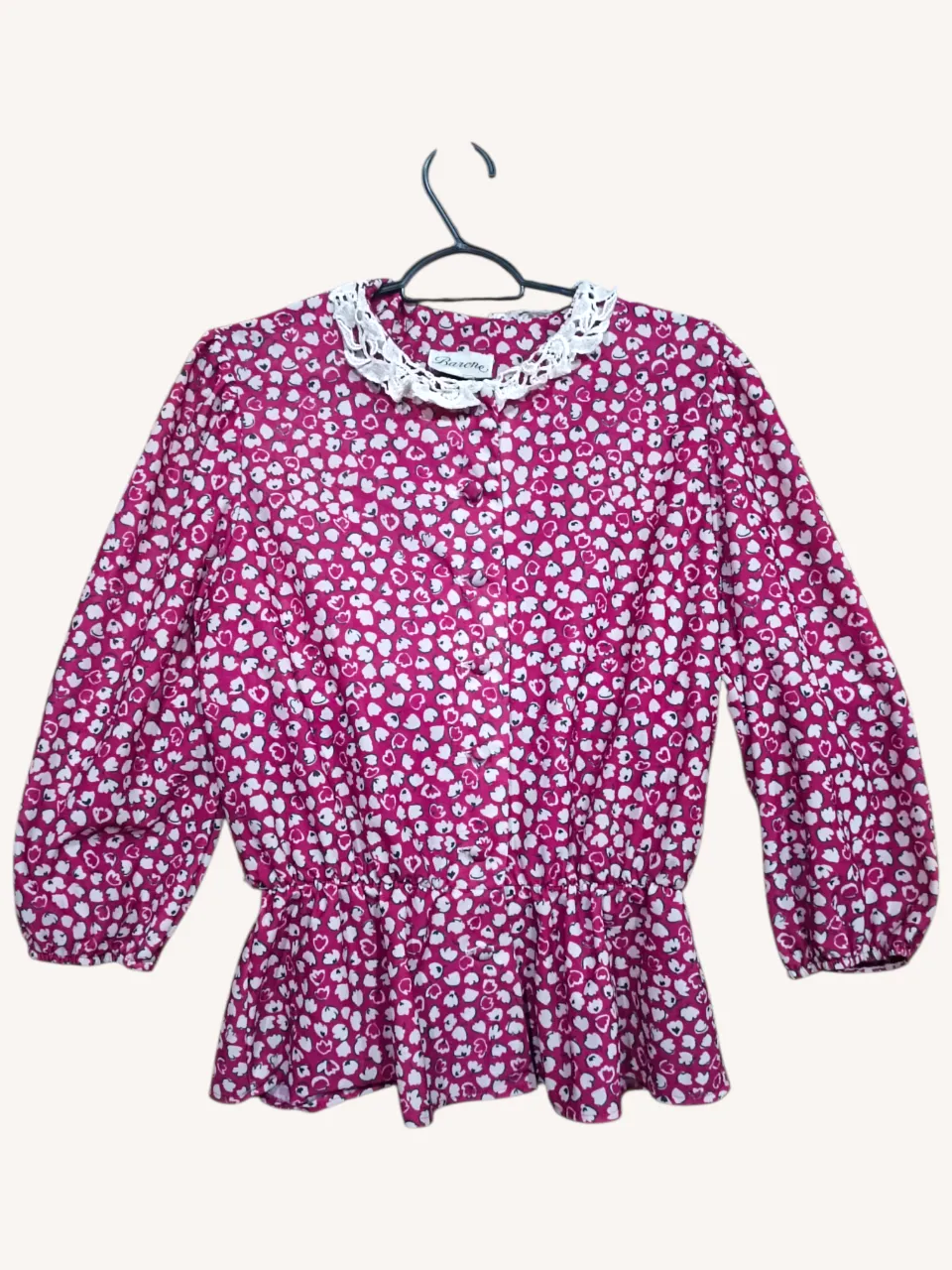 Blusa vintage manga larga con estampado floral en color fucsia y blanco. Posee cuello redondo con detalle de puntilla blanca y cintura elastizada.
📏Medidas: sisa a sisa 48 cm. Cintura sin estirar 33 cm. 