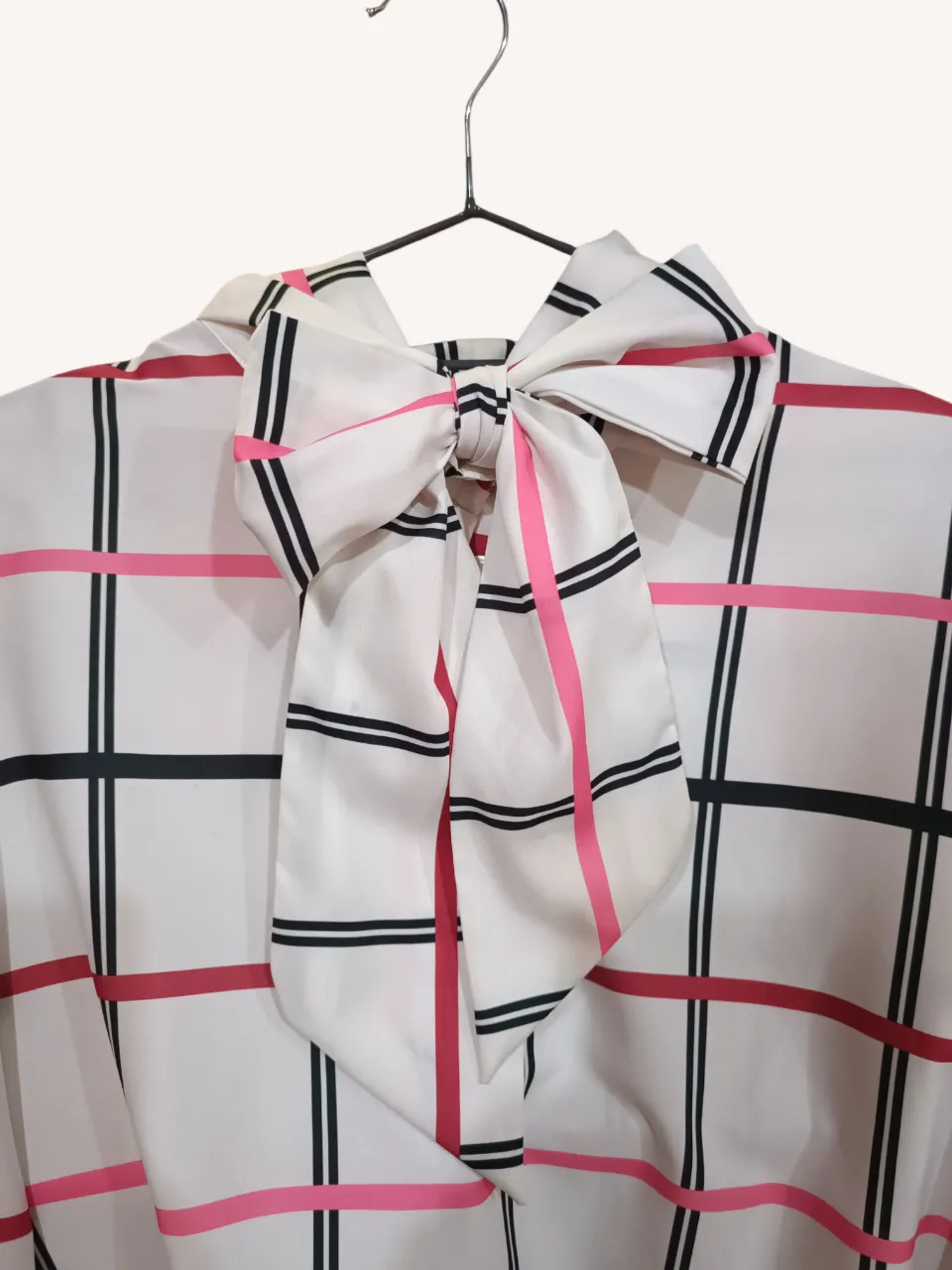 Blusa blanca con estampa de cuadros en negro, rosa y rojo. Posee un lazo en el cuello. Las mangas son largas y se pueden ajustar con un botón.
📏Sisa a sisa 53 cm.
Hombros 43 cm.
Largo adelante 66, atrás 72 cm.
‼️Tiene algunas manchitas de puntitos y otra en el interior del cuello, ver las últimas fotos.