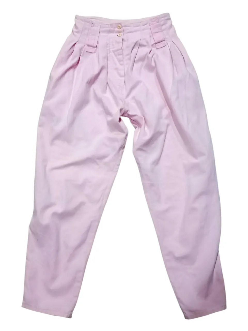 Pantalón vintage tiro alto color rosa pastel, con pinzas y bolsillos. Un clásico que nunca pasa de moda, ideal para un look canchero y cómodo.
‼️Detalles de uso: es una prenda vintage única (tiene muchos años). Algunas pinzas están un poquito descosidas y tiene unas manchitas atrás, se ven en la última foto.
Dice talle 40 pero va más para un 36/38.
