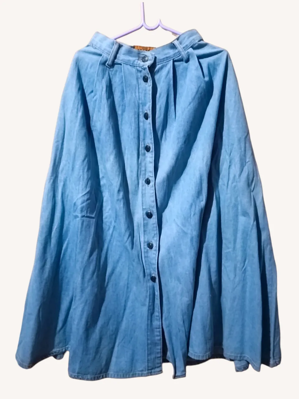 Pollera vintage de jean celeste, tiro alto, con botones al frente y bolsillos laterales. Un clásico que no puede faltar en tu guardarropa.
📏Medidas: cintura 32 cm, largo 90cm.
‼️Tiene una manchita, ver última foto.