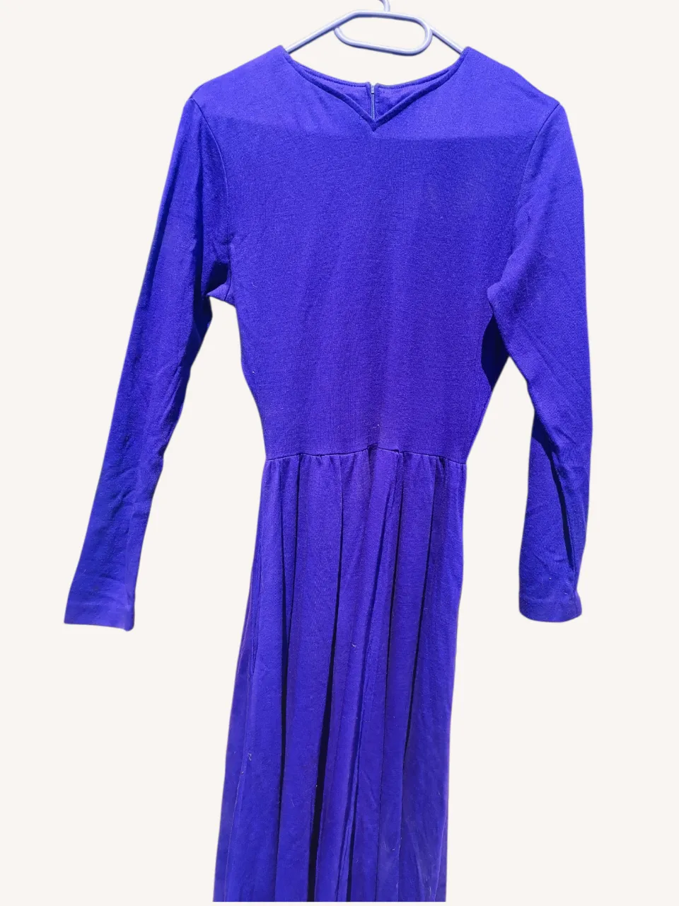 Vestido largo violeta con bolsillos. Posee mangas largas y un corte que estiliza la figura. Su diseño es clásico y elegante, perfecto para lucir sofisticada.
Tela gruesa y pesada, tiene una hermosa caída.