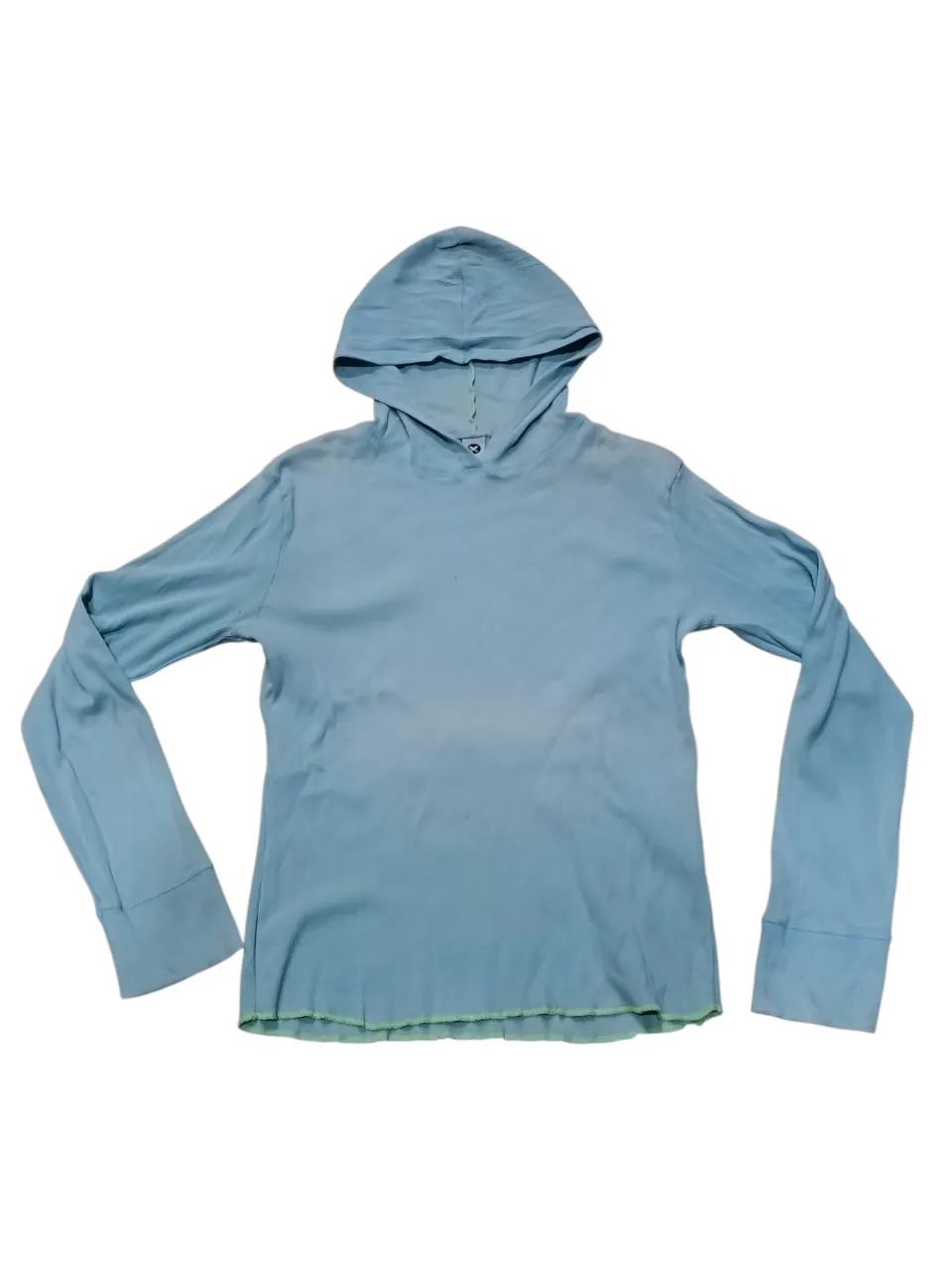 Camiseta con capucha. Tiene un detalle de decoloración en el doblez de haber estado guardada por mucho tiempo, se nota en la foto.