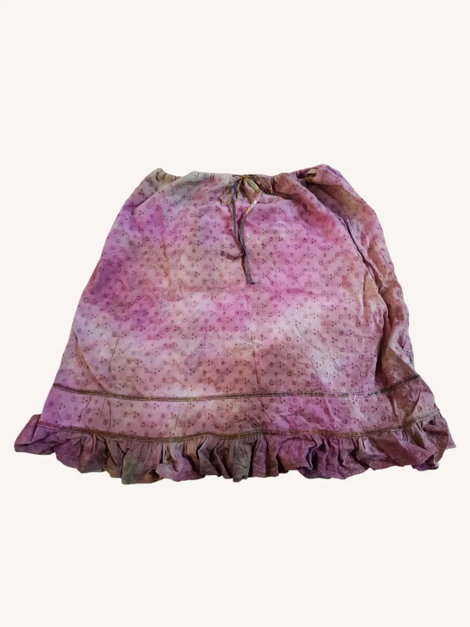 Pollera de broderie con estampa tie-dye en tonos rosas y marrones. Posee volados en el ruedo. Ideal para un look boho y relajado. La cintura de ajusta a la medida con un cordoncito.
📏Medidas: cintura estirada: 50 cm (100 de contorno). Largo: 47 cm.