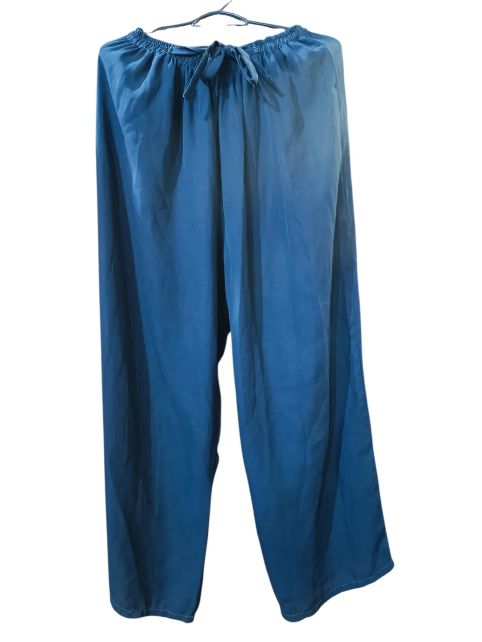 Pantalón palazzo azul, tiro alto, con cintura elastizada. Ideal para un look cómodo y canchero.
‼️ Transparenta porque es de gasa.