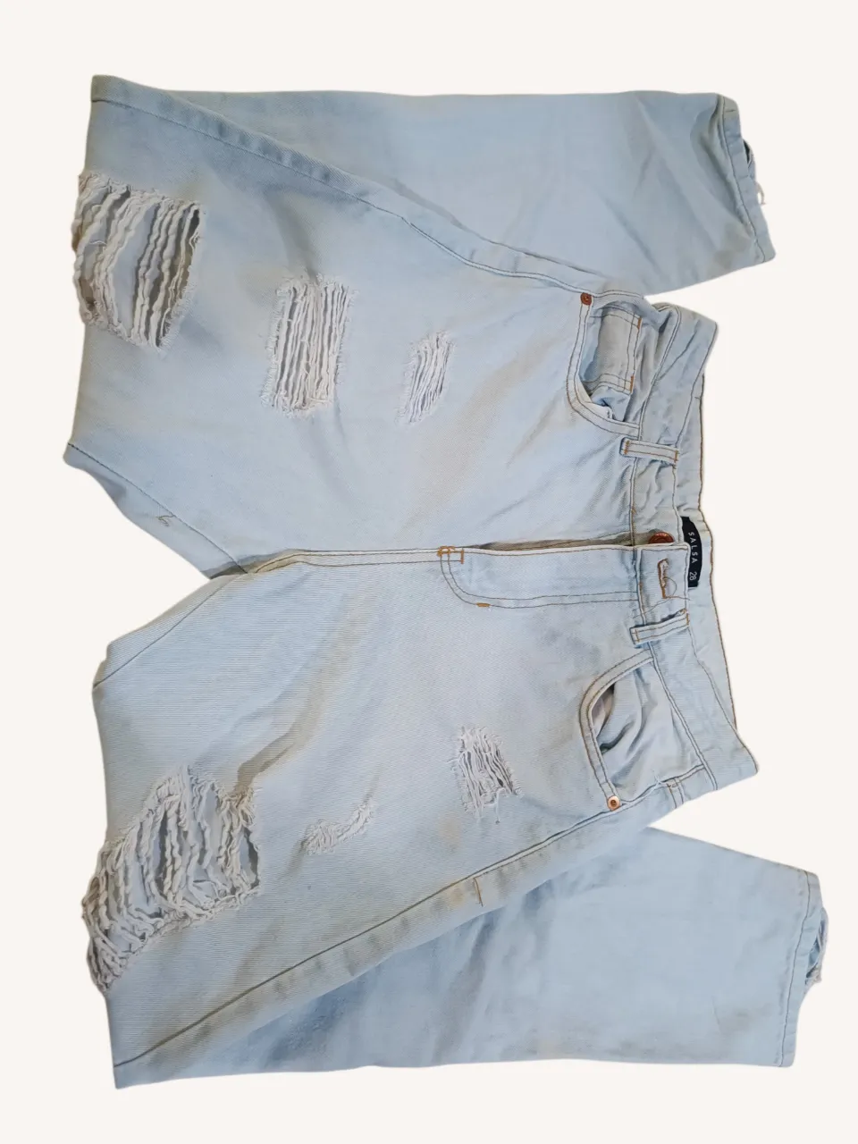 Jeans celestes con roturas y detalles desgastados en piernas y rodillas. 
‼️Tiene dos manchitas, ver última foto.