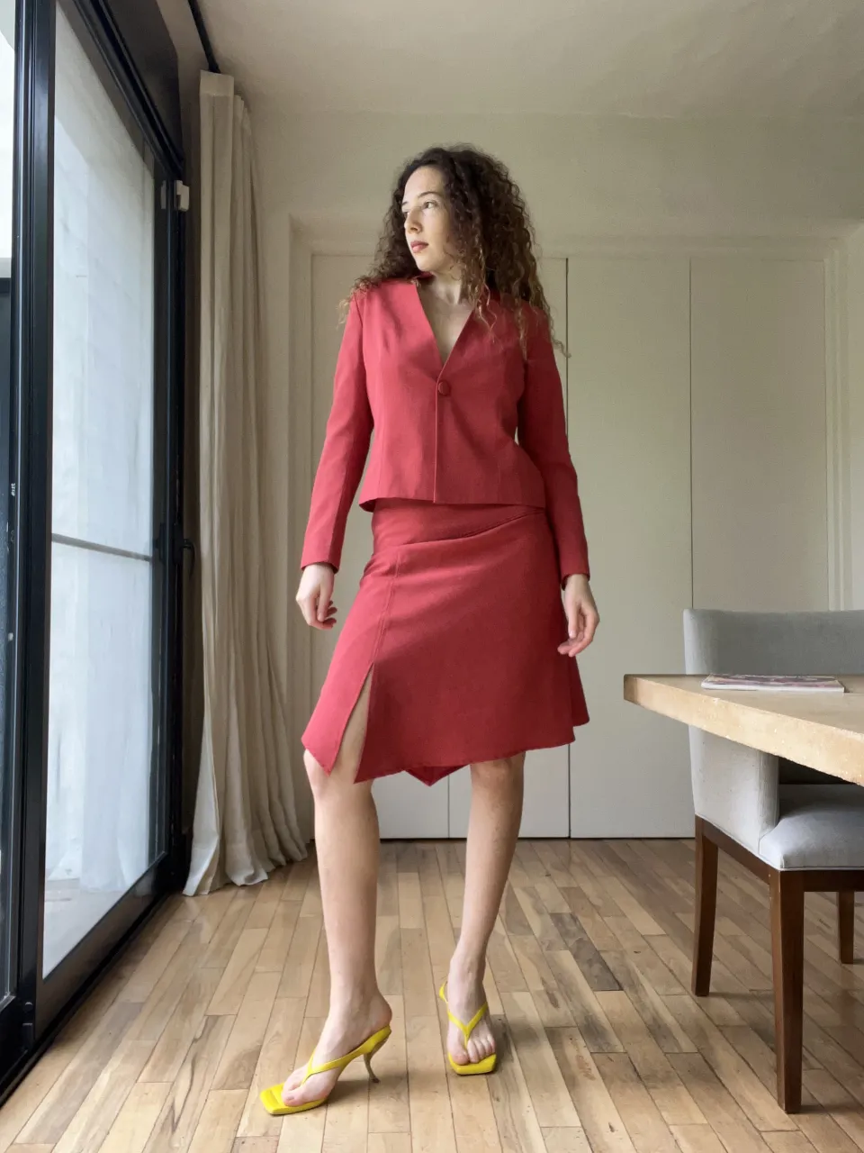 Set sastrero pollera y blazer de un color muy lindo, marca Ted Bodin
Estado: 10/10

Talle: 42
Medidas blazer: Ancho hombros: 38 cm/ Ancho axilas: 22 cm/ Largo mangas: 62 cm/ Ancho: 44 cm/ Largo: 57 cm.
Medidas pollera: Cintura: 38 cm/ Largo (es asimetrica, la medida es hasta el pico mas largo): 70 cm.

Aclaración: Las medidas son aproximadas y tomadas en PLANO