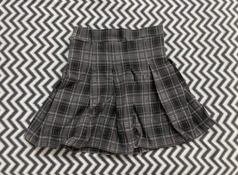 Pollera corta a cuadros escoceses, con tablas. Ideal para un look colegial o Y2K.