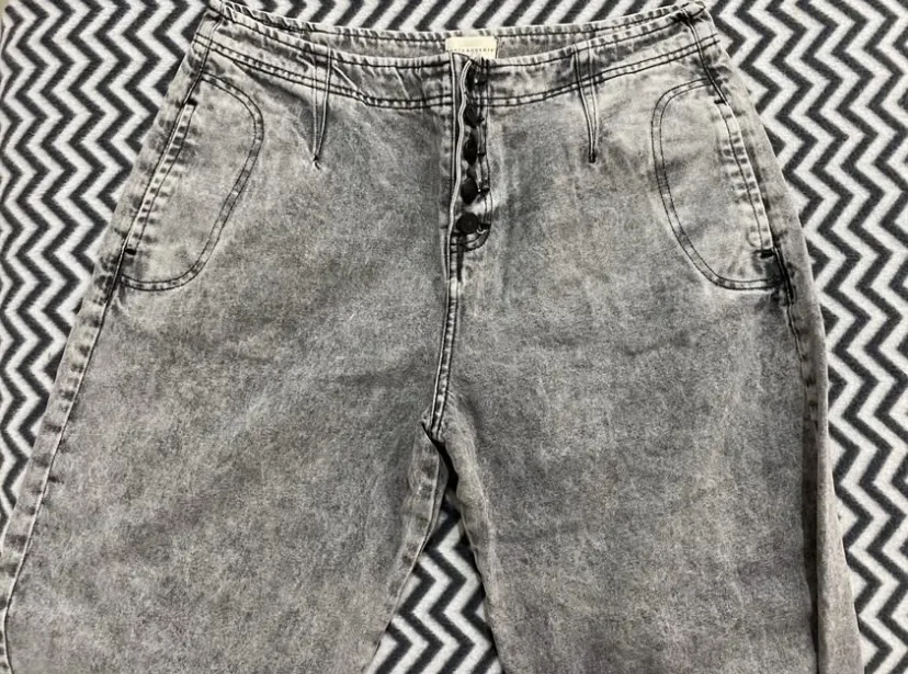 Jeans tiro alto con lavado "stone washed" súper cancheros y modernos. Tienen un corte recto y un diseño único que te va a hacer destacar. Ideales para un look casual y con onda.