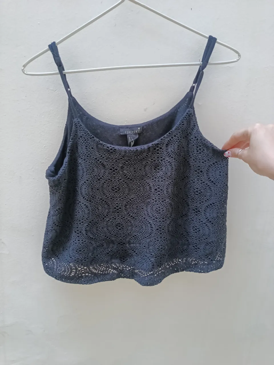 Top de breteles finos, tejido al crochet, con un diseño calado súper delicado. Es corto, ideal para combinar con jeans tiro alto o polleras. Perfecto para un look de verano o festival.