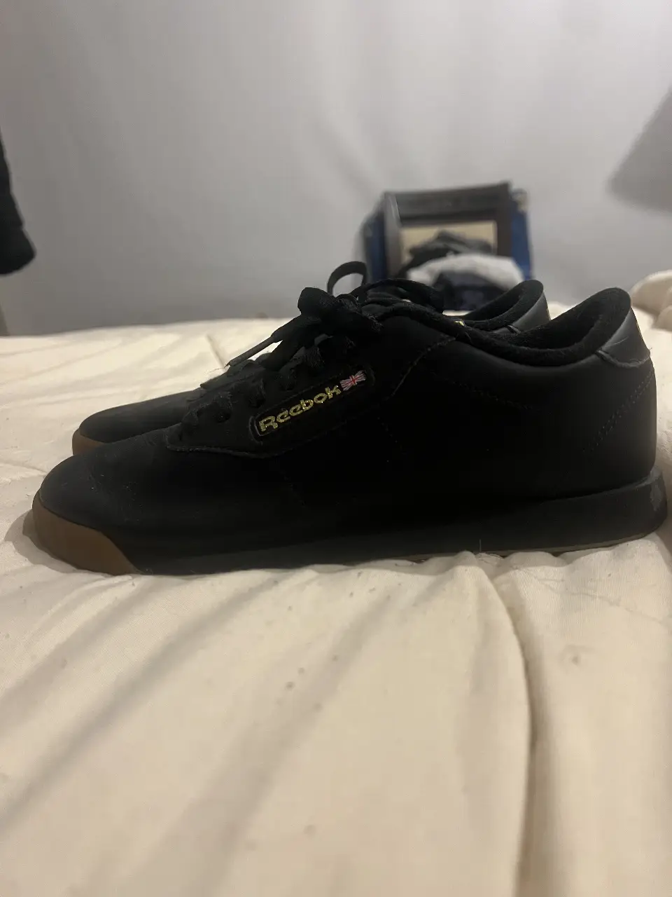 Zapatillas Reebok negras con suela marrón. Ideales para un look casual y cómodo. Perfectas para el día a día.