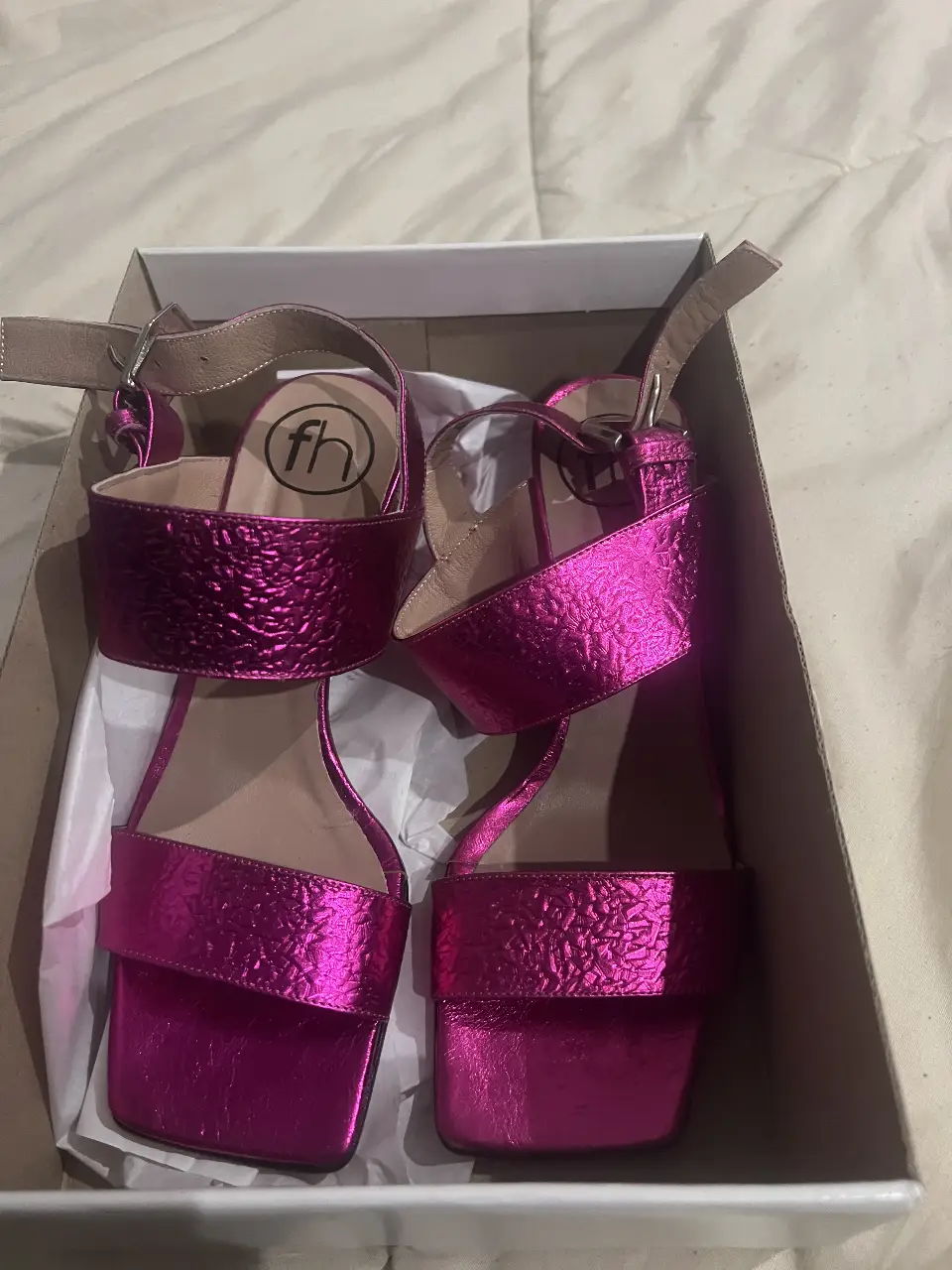Sandalias fucsia metalizadas con taco cuadrado y pulsera al tobillo. Ideales para darle un toque de color y estilo a tus looks de fiesta.