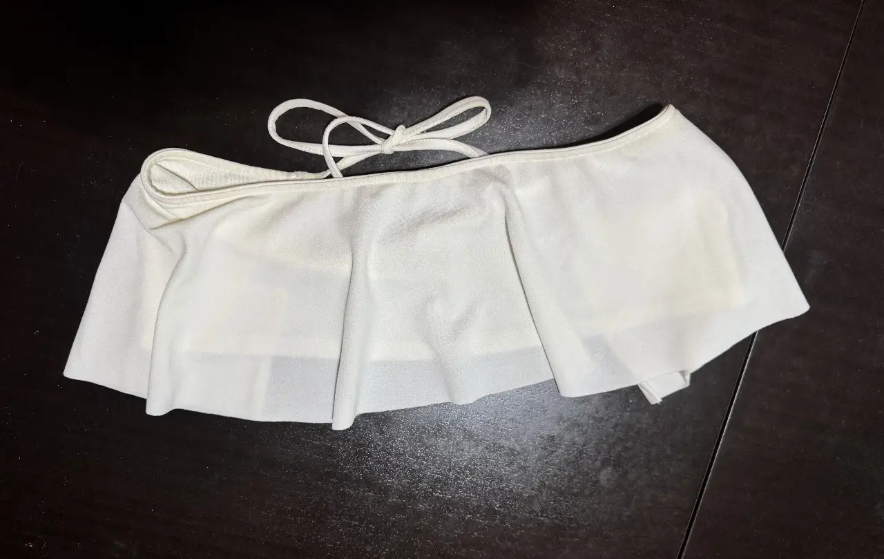 Top blanco con volados.  No se trasparenta. 