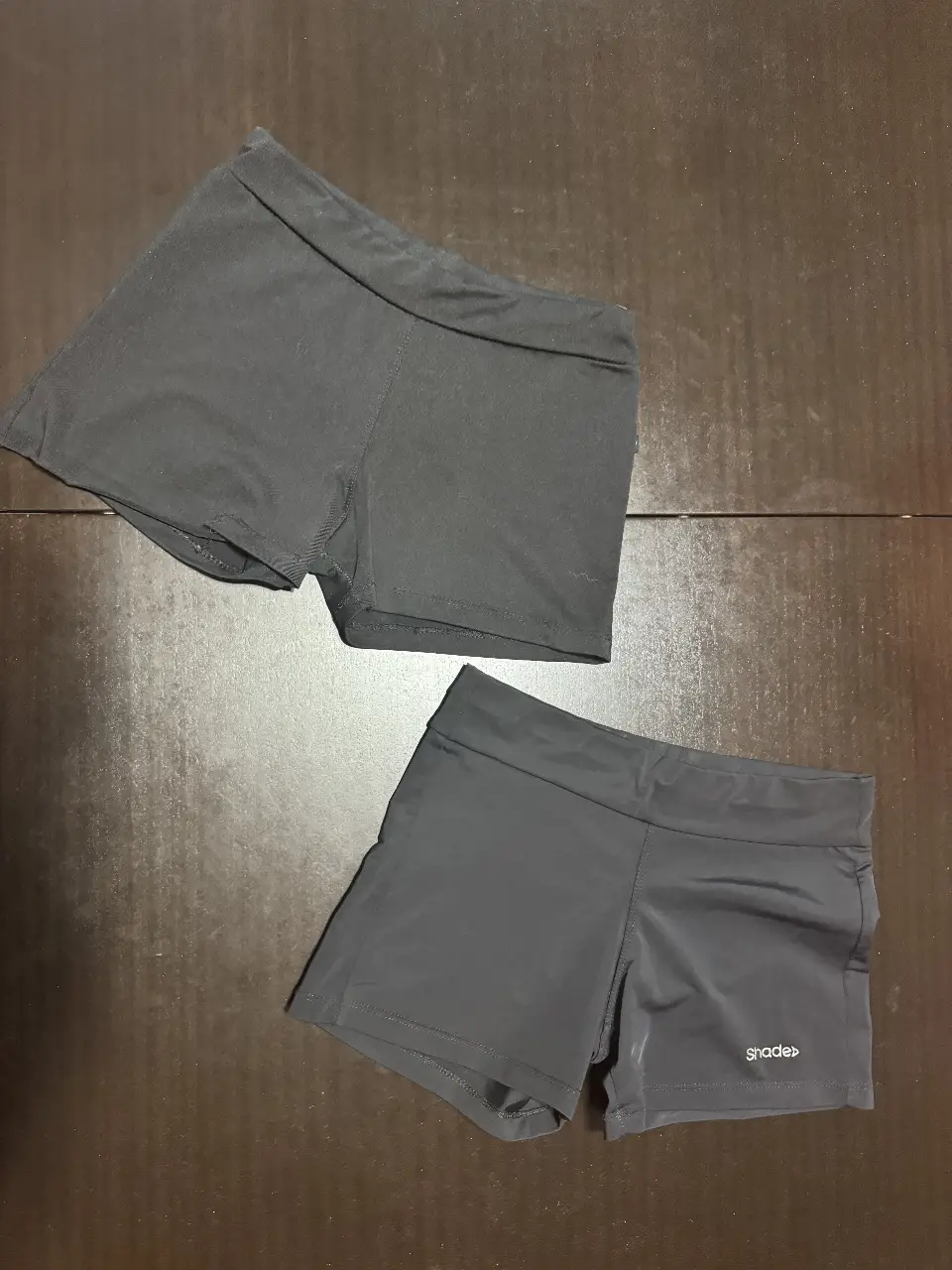 Short mini elástico deportivo - gris oscuro. 