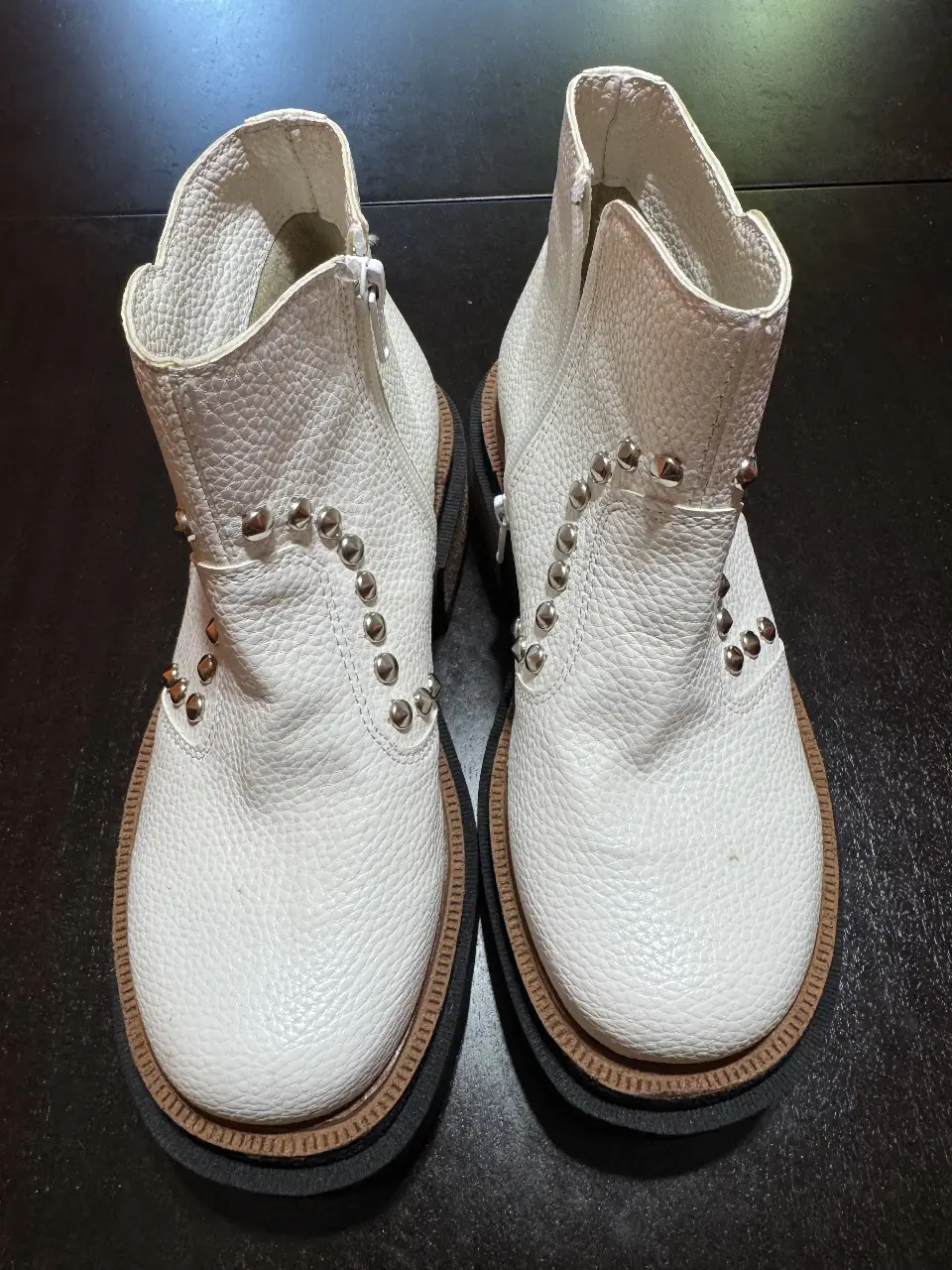 Botas blancas de cuero con detalles de tachas plateadas. CERO USO