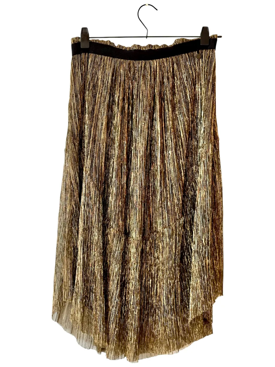 Pollera larga dorada con brillo, ideal para fiestas y eventos especiales. Confeccionada con un tejido plisado que le da movimiento y elegancia. Perfecta para un look sofisticado y llamativo.