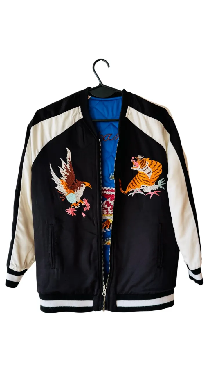 Campera bomber con bordados de águila y tigre. Estilo japonés, ideal para un look streetwear con un toque vintage.
