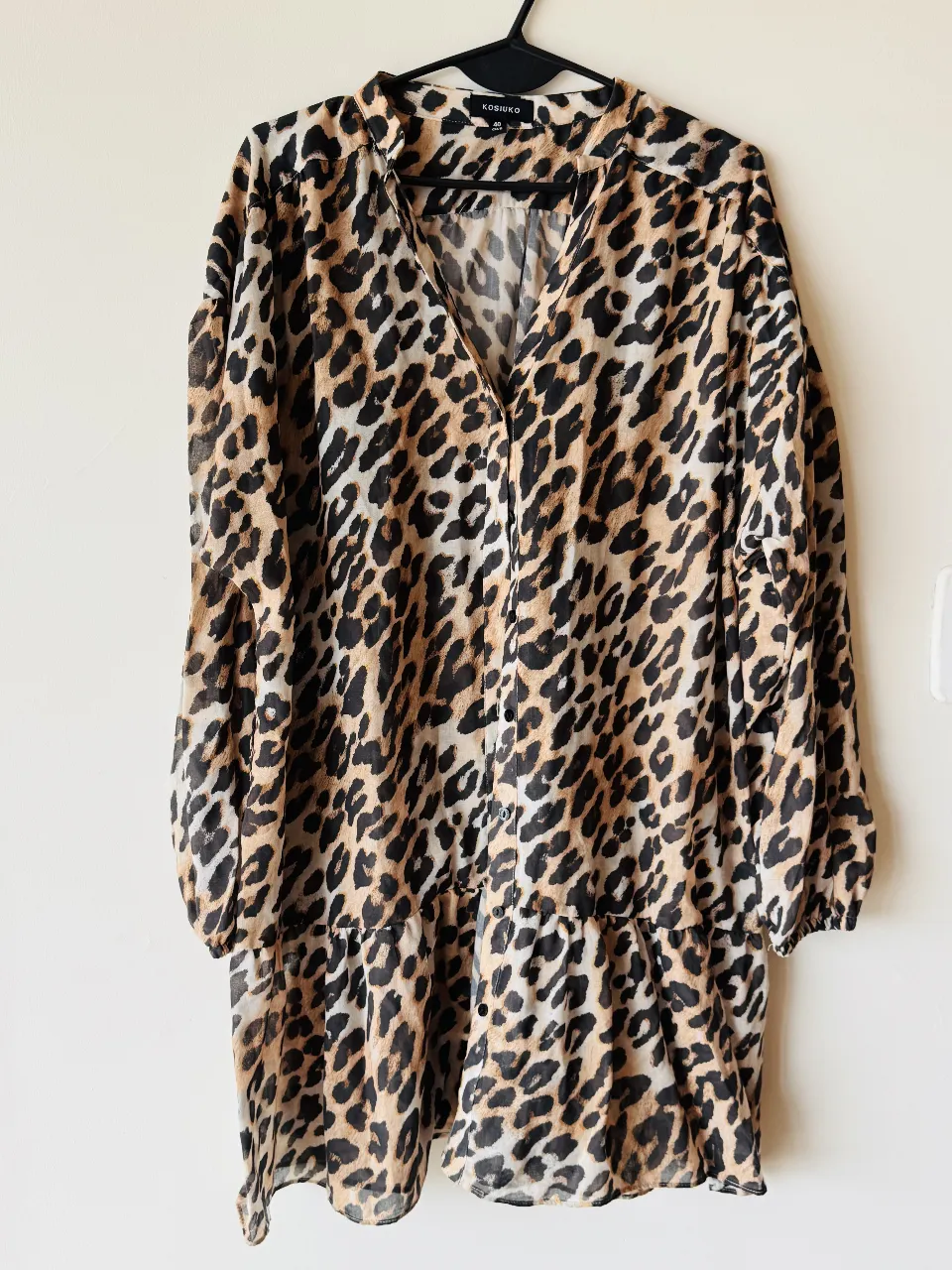 Vestido midi con estampado de leopardo, ideal para un look casual y con estilo. Confeccionado en tela ligera y fluida, este vestido presenta un diseño con mangas largas y un corte que favorece la figura. Perfecto para combinar con botas o sandalias.