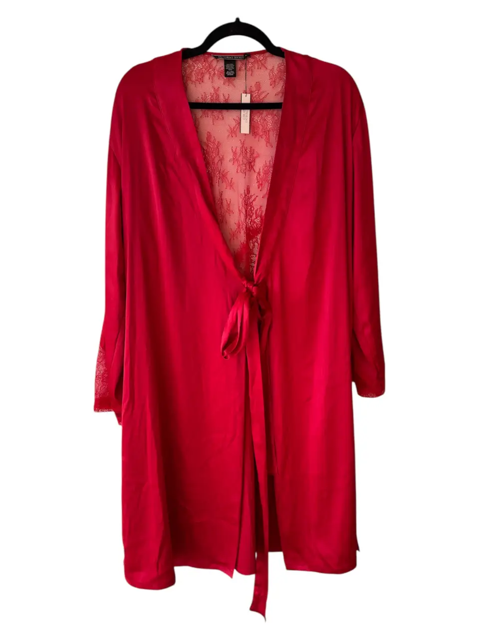 Robe de satén rojo con detalles de encaje. Ideal para un look elegante y cómodo en casa. Perfecto para usar como bata o sobre una camisola.