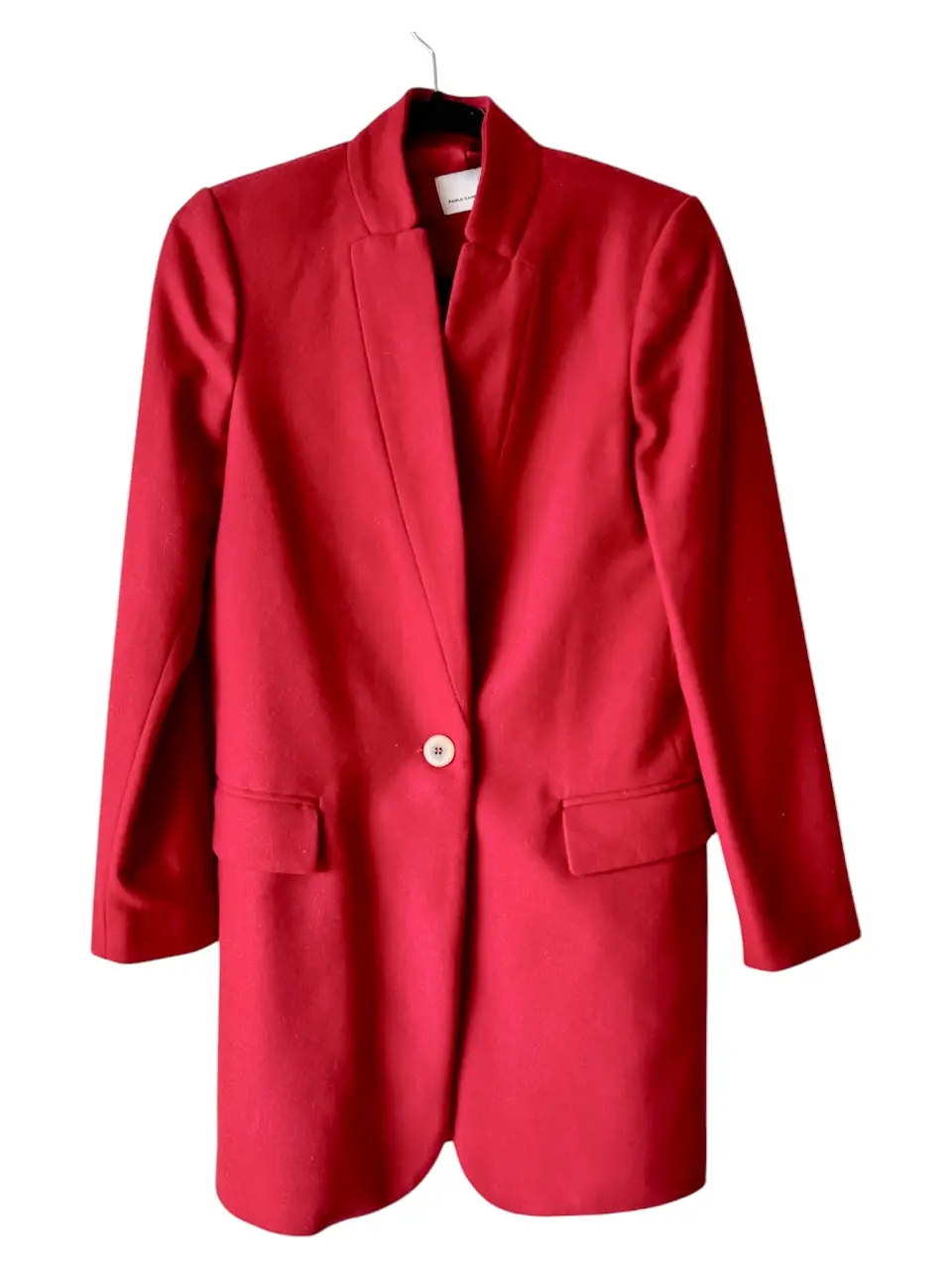 Elegante blazer rojo de corte clásico, ideal para un look formal o de trabajo. Confeccionado en paño de alta calidad, este blazer ofrece un ajuste impecable y un estilo atemporal. Perfecto para combinar con pantalones sastreros o faldas.